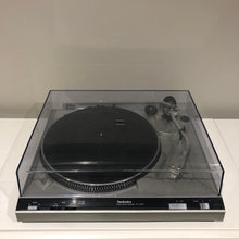 Load image into Gallery viewer, Technics Model No. SL-3200 Turntable